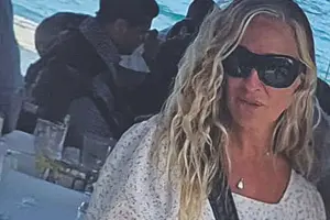 «Sex and the City» στο Πόρτο Ράφτη- Η Σάρα Τζέσικα Πάρκερ σε ταβέρνα!