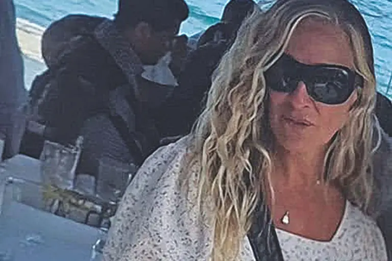 «Sex and the City» στο Πόρτο Ράφτη- Η Σάρα Τζέσικα Πάρκερ σε ταβέρνα!