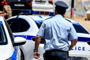 Συναγερμός στην Κυψέλη: Παιδί βρήκε ανθρώπινα οστά δίπλα σε γήπεδο