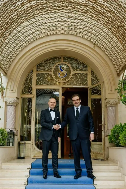 Κυριάκος Πιερρακάκης: Γάμος σαν παραμύθι με κουμπάρο τον «Mister Eurogroup»