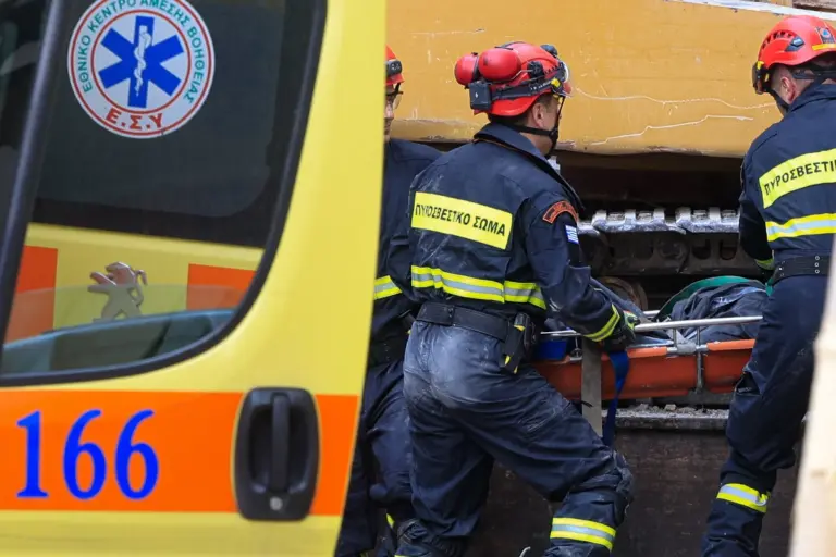 Τέσσερις οι νεκροί στην Πλάκα - Ψάχνουν για σημάδια ζωής δύο αγνοούμενων
