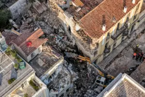 Έκρηξη στην Πλάκα: Γυναίκα ανασύρθηκε νεκρή - Αγωνία για άλλους πέντε αγνοούμενους