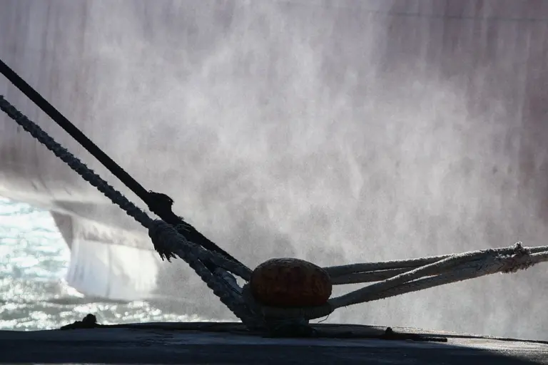 Συναγερμός στην Πάτρα: Καβοδέτης έπεσε στη θάλασσα την ώρα που έφευγε πλοίο
