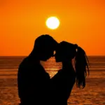 Καυτά φιλιά με τη νέα του σύντροφο στην παραλία λίγο μετά τον χωρισμό του