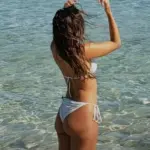 Κολάζει τα πλήθη Ελληνίδα ηθοποιός ποζάροντας με μπικίνι κάνοντας τις τελευταίες της βουτιές