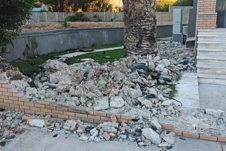 Σφοδρό τροχαίο στην Ποσειδώνος: Γκρέμισε μαντρότοιχο και διαλύθηκε το όχημα - Τρεις νεκροί