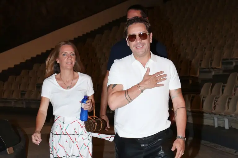 Γιώργος Μαζωνάκης: Όταν η Βάσω ανέβηκε στη σκηνή και τα δύο αδέλφια χόρεψαν αγκαλιά