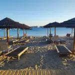 Δεύτερη σύλληψη για τον θάνατο του 82χρονου – Χειροπέδες και στην 21χρονη για τον καβγά στην ξαπλώστρα