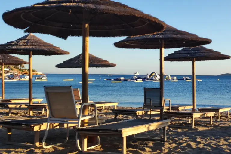 Βουλιαγμένη: Πέθανε μετά από καβγά για μια ξαπλώστρα - Δύο συλλήψεις