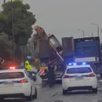 Κλειστή η Βουλιαγμένης: Φορτηγό με σκαπτικό μηχάνημα χτύπησε σε γέφυρα στο ύψος του Ελληνικού
