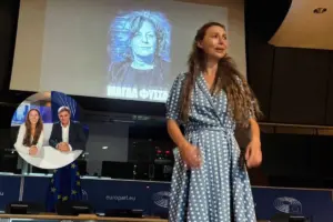 Ο Παύλος ζει και στην Ευρωβουλή - Παράσταση της Χρυσικού με πρωτοβουλία Φαραντούρη