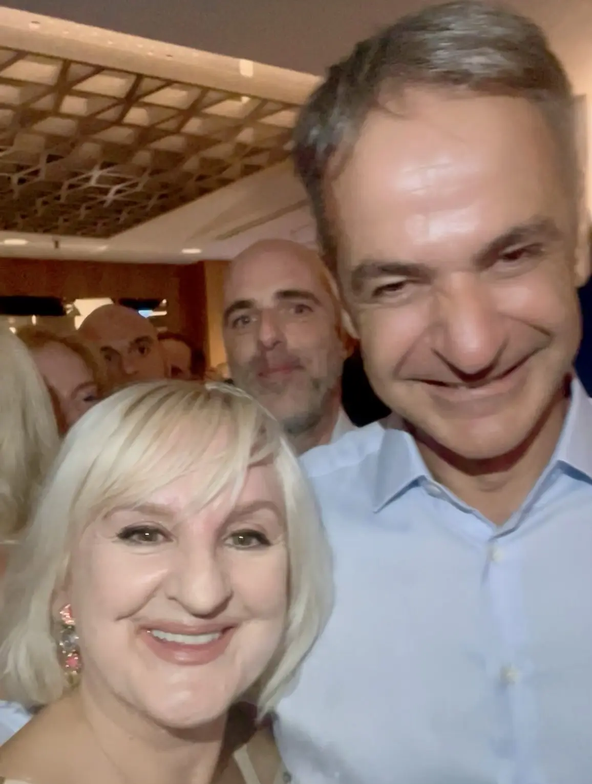 Selfie της Βιβιαν Μπενέκου με τον πρωθυπουργό