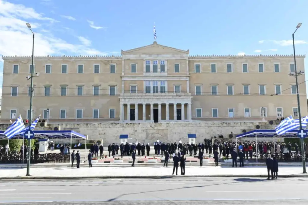 28η Οκτωβρίου: Μαθητική παρέλαση στην Αθήνα – Οι πρώτες εικόνες από το Σύνταγμα