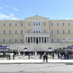 28η Οκτωβρίου: Μαθητική παρέλαση στην Αθήνα – Οι πρώτες εικόνες από το Σύνταγμα
