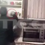 Περιστέρι: Ρολόι τοίχου με κρυφή κάμερα «τσάκωσε» την 41χρονη να ρίχνει ατροπίνη στα τρόφιμα του συζύγου της
