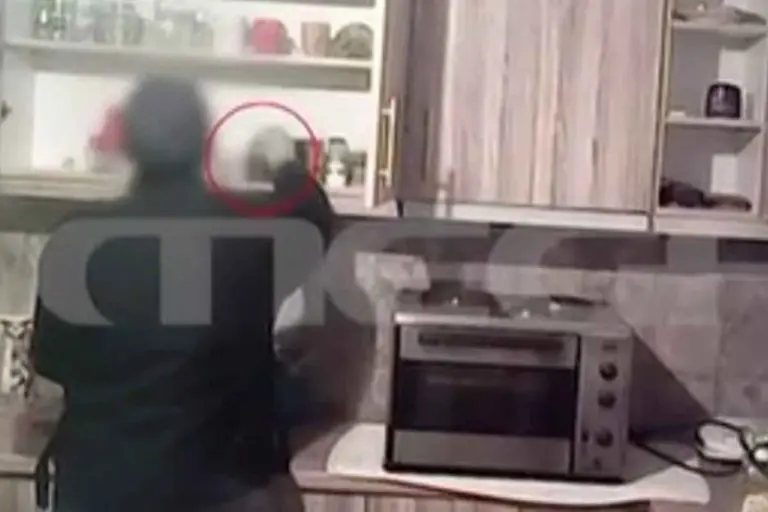 Περιστέρι: Ρολόι τοίχου με κρυφή κάμερα «τσάκωσε» την 41χρονη να ρίχνει ατροπίνη στα τρόφιμα του συζύγου της