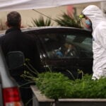 Έκρηξη σε κτίριο στον Κολωνό: Δύο αστυνομικοί τραυματίστηκαν από βαλίτσα με εκρηκτικά