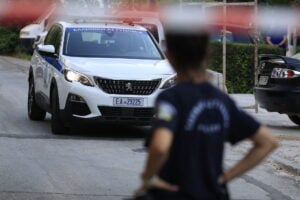 Νέο επεισόδιο ενδοοικογενειακής βίας στο Λαύριο: 32 χρόνος μαχαίρωσε την πρώην σύζυγο και τον σύντροφό της