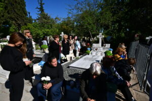 Αντιδράσεις στα social media για τον τάφο του Μαζωνάκη: Εξαφανίστηκαν τα λουλούδια -αφιερώματα από το μνήμα του – Το βίντεο που προκάλεσε οργή