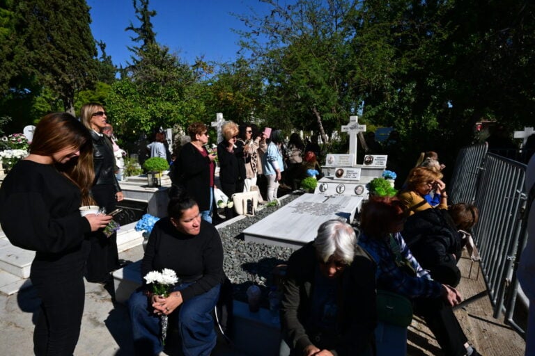 Αντιδράσεις στα social media για τον τάφο του Μαζωνάκη: Εξαφανίστηκαν τα λουλούδια -αφιερώματα από το μνήμα του – Το βίντεο που προκάλεσε οργή