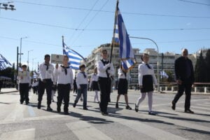 28η Οκτωβρίου: Η μαθητική παρέλαση στην Αθήνα – Οι εικόνες από το Σύνταγμα που ξεχώρισαν