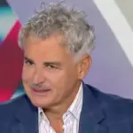 Αρης με σγουρά μαλλιά και μουστάκι