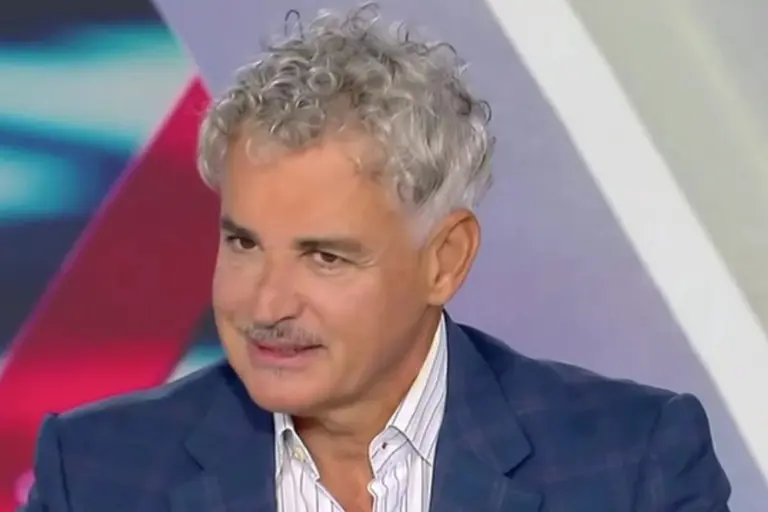 Αρης με σγουρά μαλλιά και μουστάκι