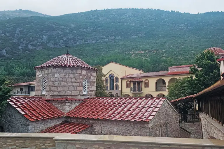 Οδοιπορικό : Στ’ Οσίου Λουκά το μοναστήρι, όπου ήταν κάποτε ηγούμενος ο Αρχιεπίσκοπος!