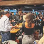 Κώστας Κατσαφάδος: Οι νέοι του Πειραιά πήραν τον λόγο – Τα θέματα που έθεσαν στο τραπέζι