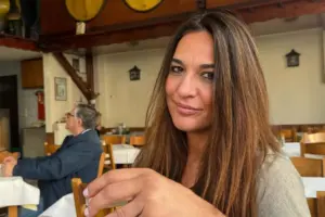 «Καρφιά» από την πρώην σύζυγο του Βασίλη Μπισμπίκη: «Η αξιοπρέπεια δεν έχει τιμή»