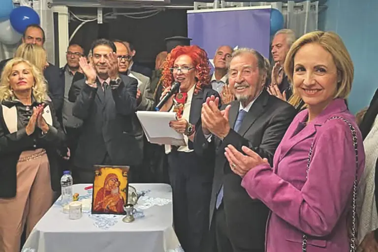 Εγκαίνια στα νέα γραφεία μετά της θυγατέρας