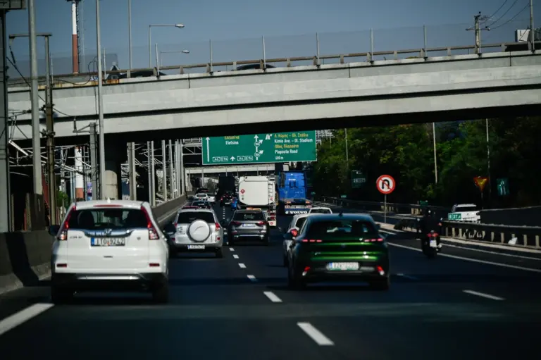Οδηγός ταξί έτρεχε στην Αττική Οδό με 206 χλμ./ώρα και το κινητό μετέδιδε live στο Tik Tok