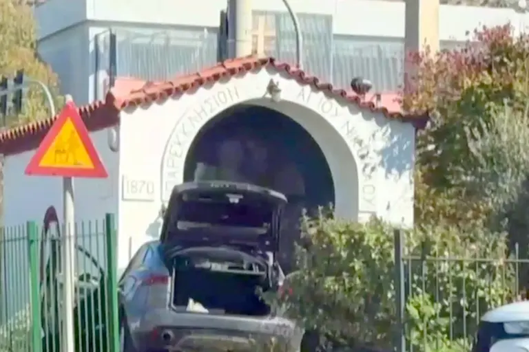 Απίστευτο τροχαίο στη Γλυφάδα: 89χρονος «μπούκαρε» με το αυτοκίνητό του σε εκκλησία
