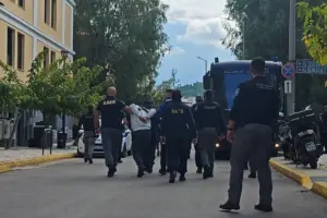 Έκρηξη στην Πλάκα: «Έχασαν τους ανθρώπους τους για χαλκό αξίας 20 ευρώ» – Στην Ευελπίδων οι τρεις συλληφθέντες