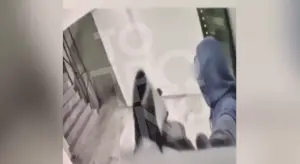 Γλυφάδα: Βίντεο -  ντοκουμέντο από τη στιγμή που αξιωματικός του Πολεμικού Ναυτικού εισβάλλει στο σπίτι της πρώην και βάζει φωτιά