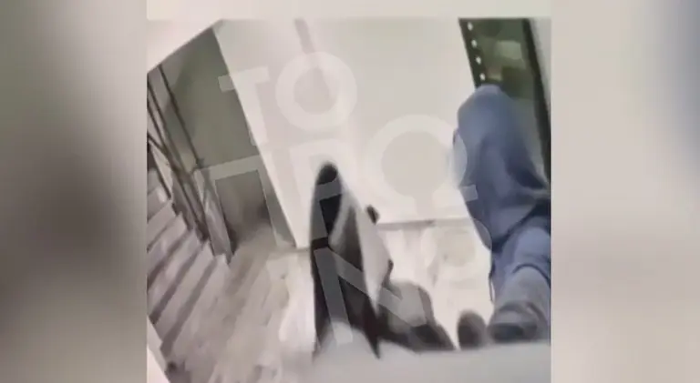 Γλυφάδα: Βίντεο -  ντοκουμέντο από τη στιγμή που αξιωματικός του Πολεμικού Ναυτικού εισβάλλει στο σπίτι της πρώην και βάζει φωτιά