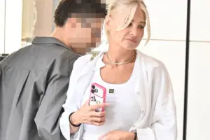 Φαίη Σκορδά: Γύρισαν... κεφάλια με τα καλοσχηματισμένα πόδια της - Η εντυπωσιακή εμφάνιση