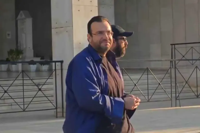 Φίλιππος Καμπούρης: Στην Ευελπίδων με τη σύζυγό του για απολογία στην υπόθεση απάτης στον ΕΦΚΑ