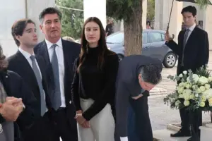 Πέντε χρόνια από τον θάνατο της Φώφης Γεννηματά: Ραγίζουν καρδιές οι εικόνες της οικογένειάς της στο μνήμα – Ποιοι βρέθηκαν στο μνημόσυνο