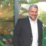 Γιώργος Βρεττάκος: Μεγάλωσε και ζει στη γειτονιά του Μαζωνάκη, παίζει ντραμς, αλλά πάνω απ’ όλα έχει φιλότιμο!