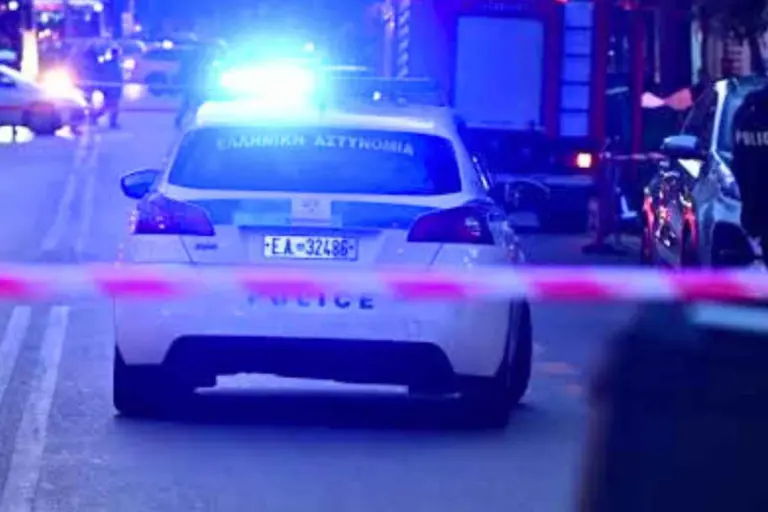 Εκτέλεση στη Γλυφάδα: Άνδρας βρέθηκε νεκρός στη μέση του δρόμου με σφαίρες στο κεφάλι