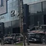Γλυφάδα: Εμπρησμός σε αντιπροσωπεία αυτοκινήτων - Αποκαλυπτικές οι εικόνες από τα καμένα πολυτελή ΙΧ και τις εκτεταμένες ζημιές