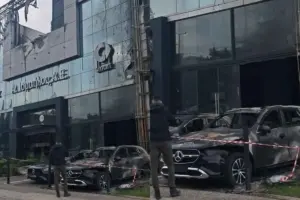 Γλυφάδα: Εμπρησμός σε αντιπροσωπεία αυτοκινήτων - Αποκαλυπτικές οι εικόνες από τα καμένα πολυτελή ΙΧ και τις εκτεταμένες ζημιές