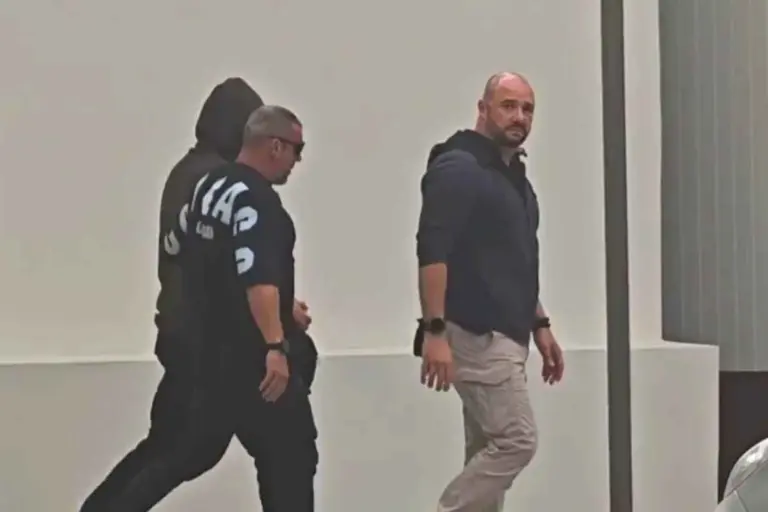 Γλυφάδα: Στο Ναυτοδικείο ο 46χρονος υπαξιωματικός του Πολεμικού Ναυτικού για τον εμπρησμό στο σπίτι της πρώην συντρόφου του