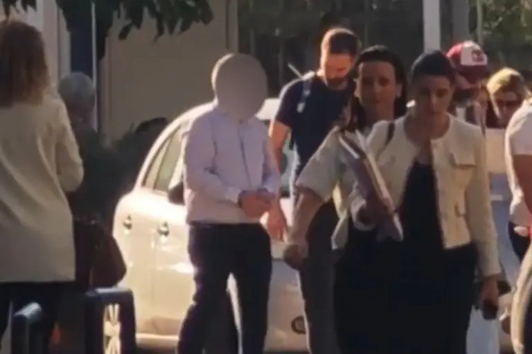 Στον ανακριτή ο 52χρονος γυναικολόγος για πορνογραφία ανηλίκων – Τι βρέθηκε στις συσκευές του