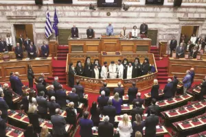 Βουλή: Το χειροφίλημα Μυλωνάκη στον Ιερώνυμο και το θερμό τετ α τετ με Πιερρακάκη