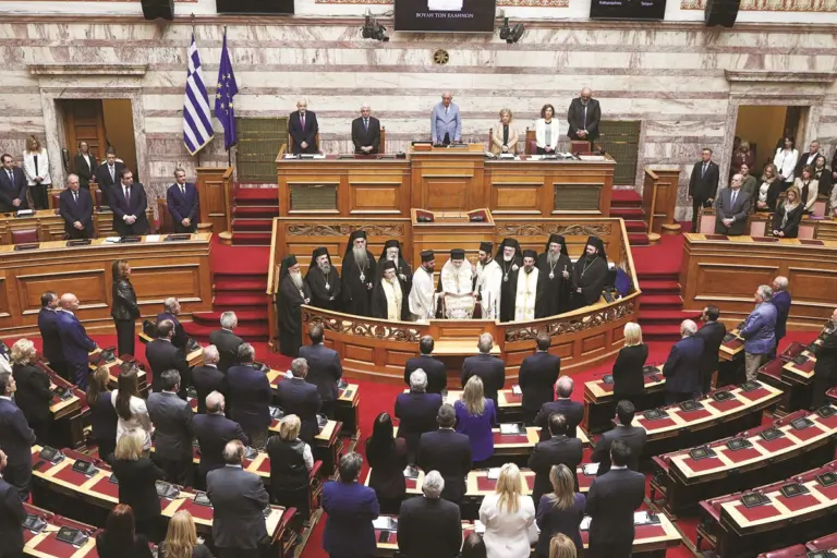 Βουλή: Το χειροφίλημα Μυλωνάκη στον Ιερώνυμο και το θερμό τετ α τετ με Πιερρακάκη