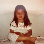Αναγνωρίζετε το κοριτσάκι της φωτογραφίας; Σήμερα είναι πασίγνωστη Ελληνίδα παρουσιάστρια