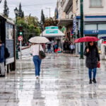 Καιρός: Από την «άνοιξη» στο ψύχος –  Έρχεται απότομη ανατροπή με βροχές και θυελλώδεις ανέμους