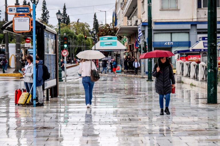 Καιρός: Από την «άνοιξη» στο ψύχος –  Έρχεται απότομη ανατροπή με βροχές και θυελλώδεις ανέμους